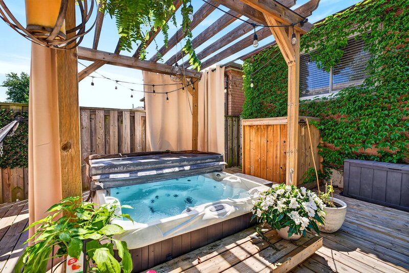 GREAT FAMILY HOME IN QUIET STONEY CREEK NEIGHBOURHOOD!