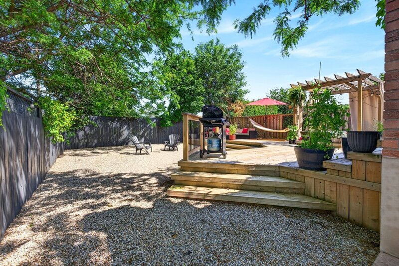 GREAT FAMILY HOME IN QUIET STONEY CREEK NEIGHBOURHOOD!