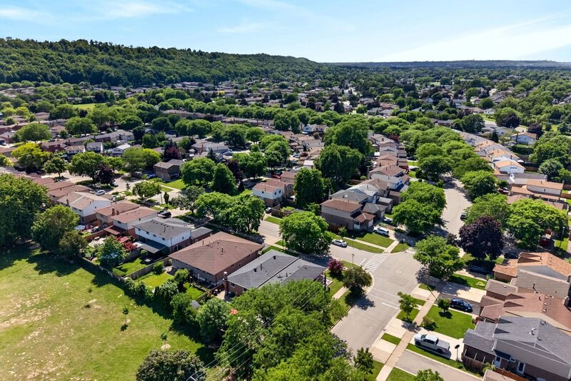 GREAT FAMILY HOME IN QUIET STONEY CREEK NEIGHBOURHOOD!