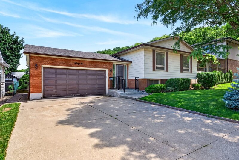 SUPER END UNIT CONDO IN BURLINGTON!