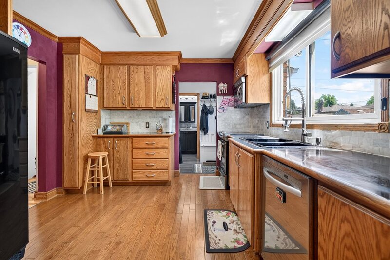 2 STOREY HOME WITH BACKYARD OASIS IN BURLINGTON