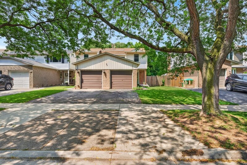 Affordable Semi-Detached Home in sought-after Stoney Creek neighbourhood!