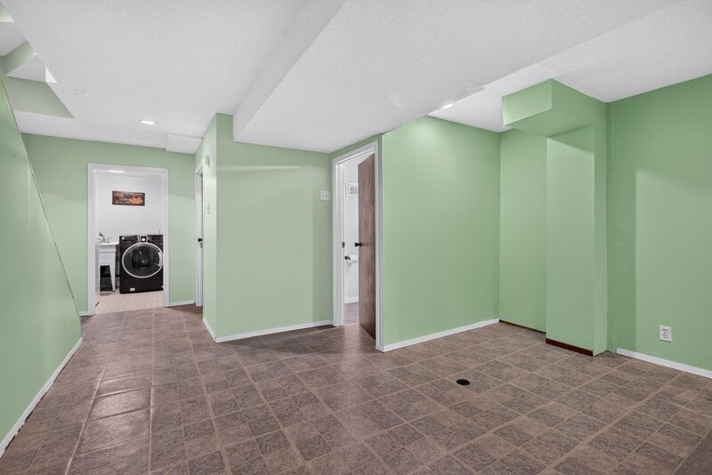 Affordable Semi-Detached Home in sought-after Stoney Creek neighbourhood!