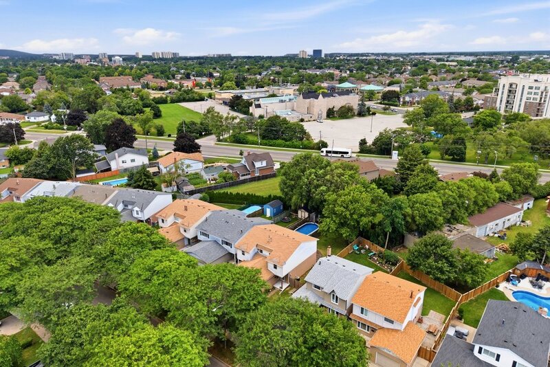 Affordable Semi-Detached Home in sought-after Stoney Creek neighbourhood!