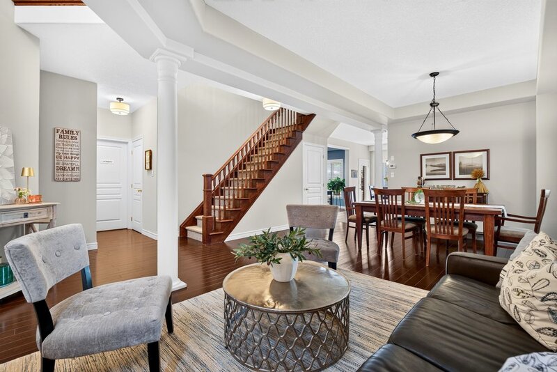 STUNNINGLY LARGE FAMILY HOME IN PRIME GRIMSBY LOCATION!