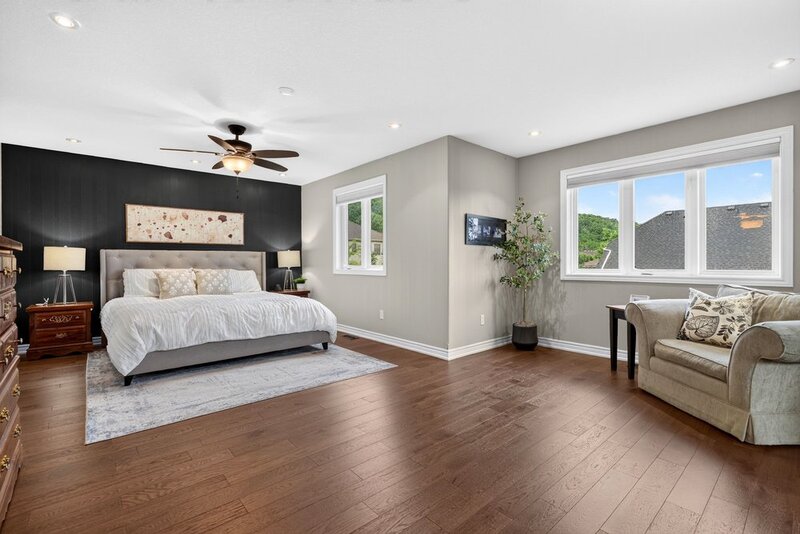 STUNNINGLY LARGE FAMILY HOME IN PRIME GRIMSBY LOCATION!