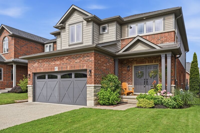 STUNNINGLY LARGE FAMILY HOME IN PRIME GRIMSBY LOCATION!