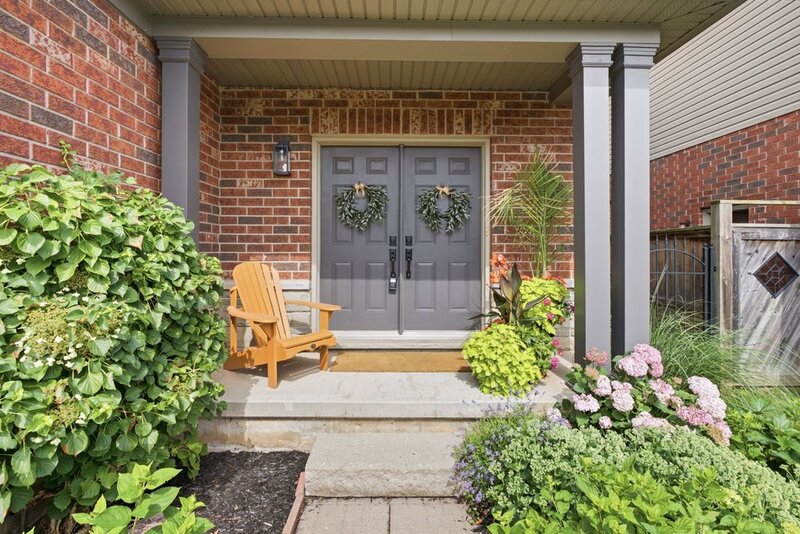 STUNNINGLY LARGE FAMILY HOME IN PRIME GRIMSBY LOCATION!