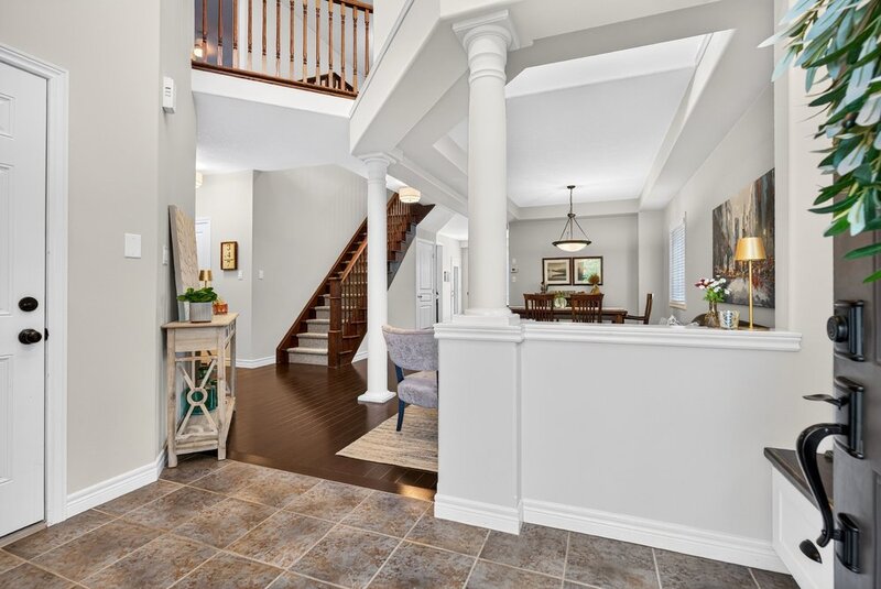 STUNNINGLY LARGE FAMILY HOME IN PRIME GRIMSBY LOCATION!