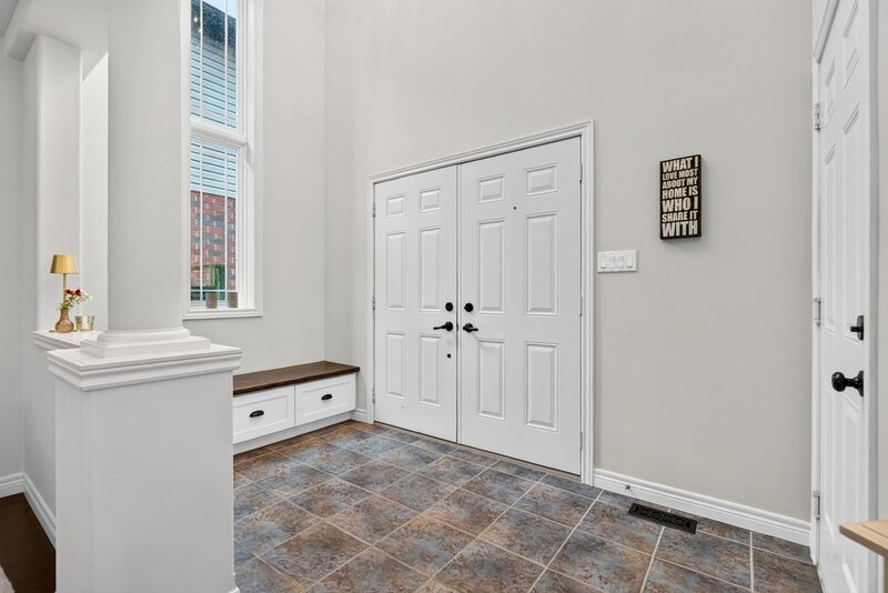 STUNNINGLY LARGE FAMILY HOME IN PRIME GRIMSBY LOCATION!