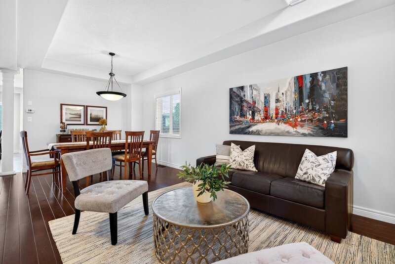 STUNNINGLY LARGE FAMILY HOME IN PRIME GRIMSBY LOCATION!