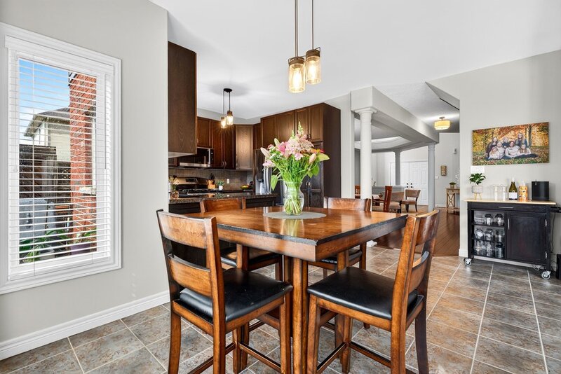 STUNNINGLY LARGE FAMILY HOME IN PRIME GRIMSBY LOCATION!