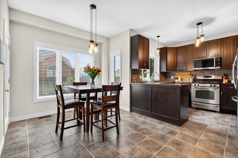 STUNNINGLY LARGE FAMILY HOME IN PRIME GRIMSBY LOCATION!