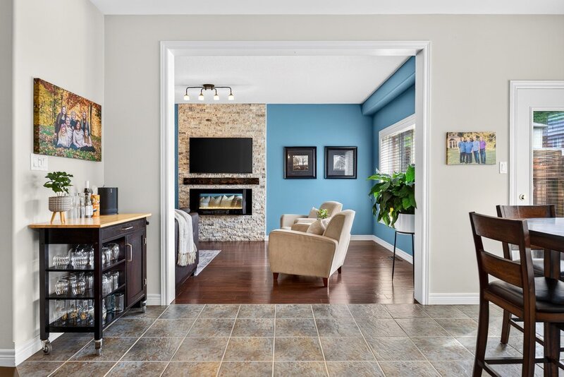 STUNNINGLY LARGE FAMILY HOME IN PRIME GRIMSBY LOCATION!