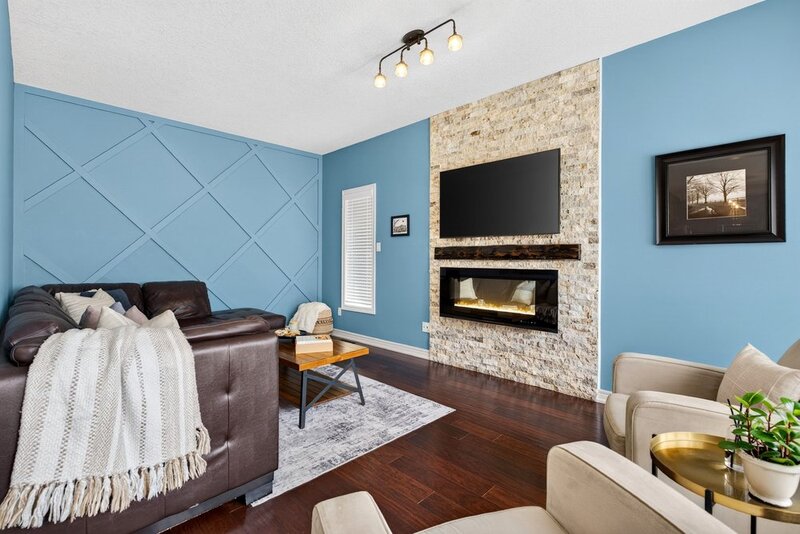 STUNNINGLY LARGE FAMILY HOME IN PRIME GRIMSBY LOCATION!