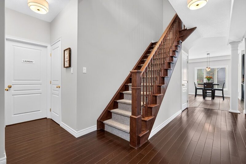 STUNNINGLY LARGE FAMILY HOME IN PRIME GRIMSBY LOCATION!
