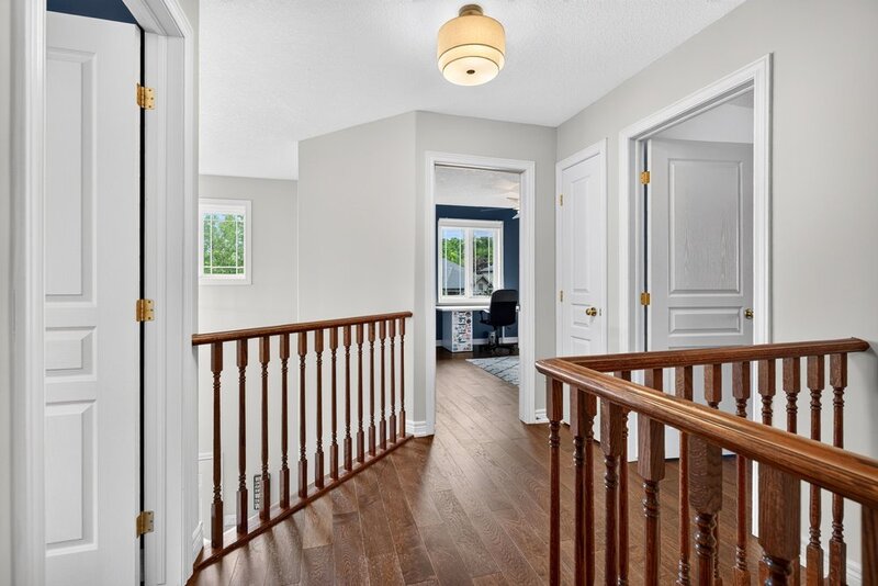 STUNNINGLY LARGE FAMILY HOME IN PRIME GRIMSBY LOCATION!