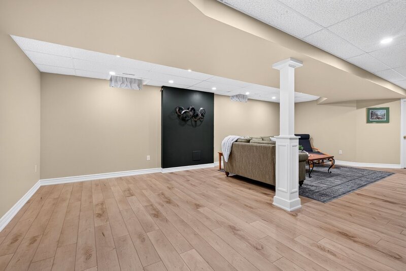 STUNNINGLY LARGE FAMILY HOME IN PRIME GRIMSBY LOCATION!
