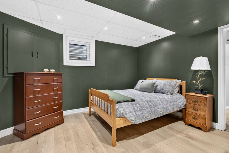 STUNNINGLY LARGE FAMILY HOME IN PRIME GRIMSBY LOCATION!