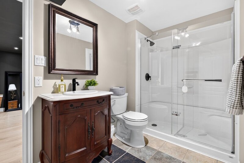 STUNNINGLY LARGE FAMILY HOME IN PRIME GRIMSBY LOCATION!