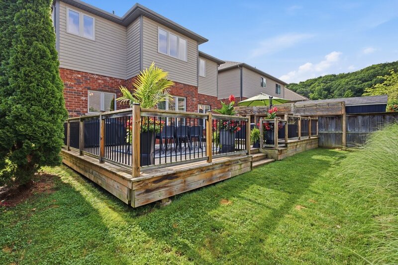 STUNNINGLY LARGE FAMILY HOME IN PRIME GRIMSBY LOCATION!