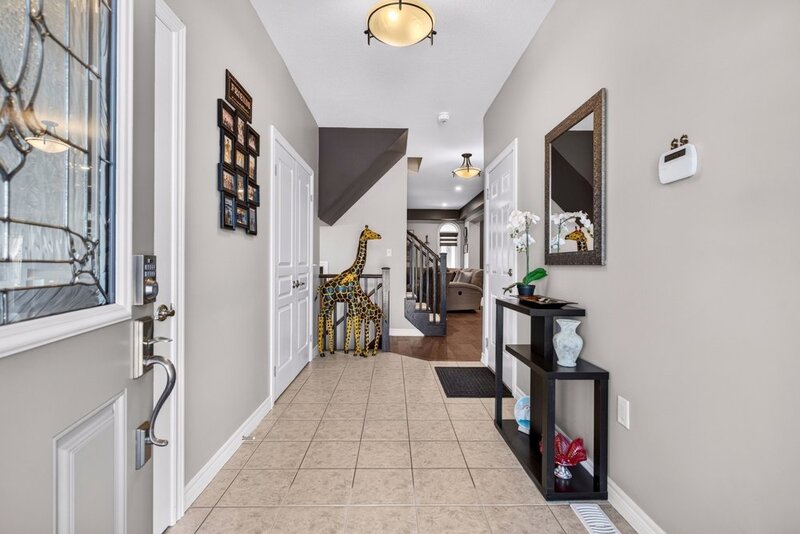 BEAUTIFULLY MAINTAINED 2STRY HOME W/POOL IN BINBROOK