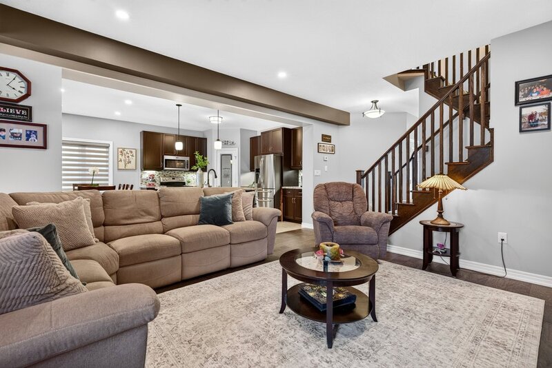 BEAUTIFULLY MAINTAINED 2STRY HOME W/POOL IN BINBROOK