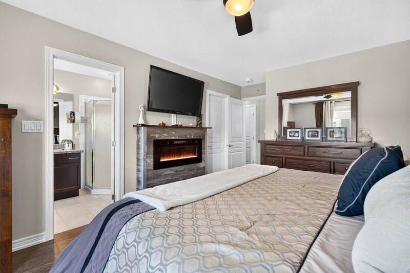 BEAUTIFULLY MAINTAINED 2STRY HOME W/POOL IN BINBROOK