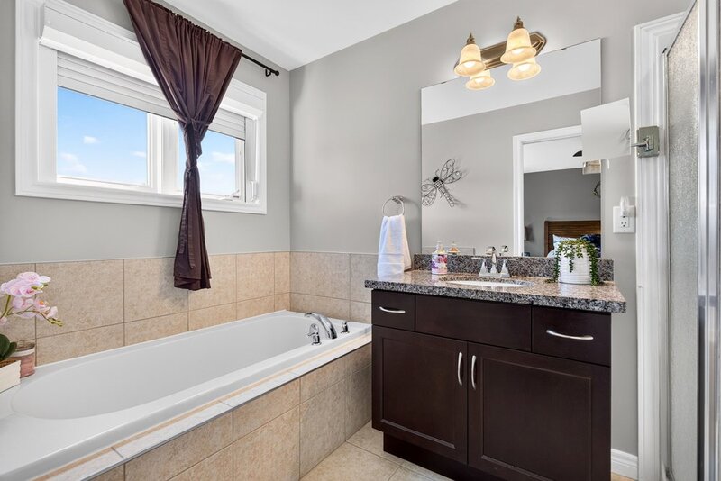 BEAUTIFULLY MAINTAINED 2STRY HOME W/POOL IN BINBROOK