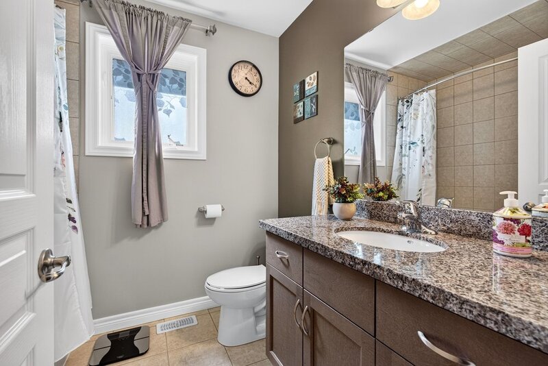 BEAUTIFULLY MAINTAINED 2STRY HOME W/POOL IN BINBROOK