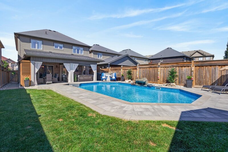 BEAUTIFULLY MAINTAINED 2STRY HOME W/POOL IN BINBROOK