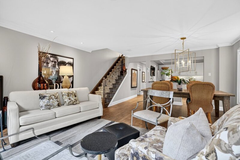 WELL-MAINTAINED END-UNIT TOWNHOUSE IN STONEY CREEK!