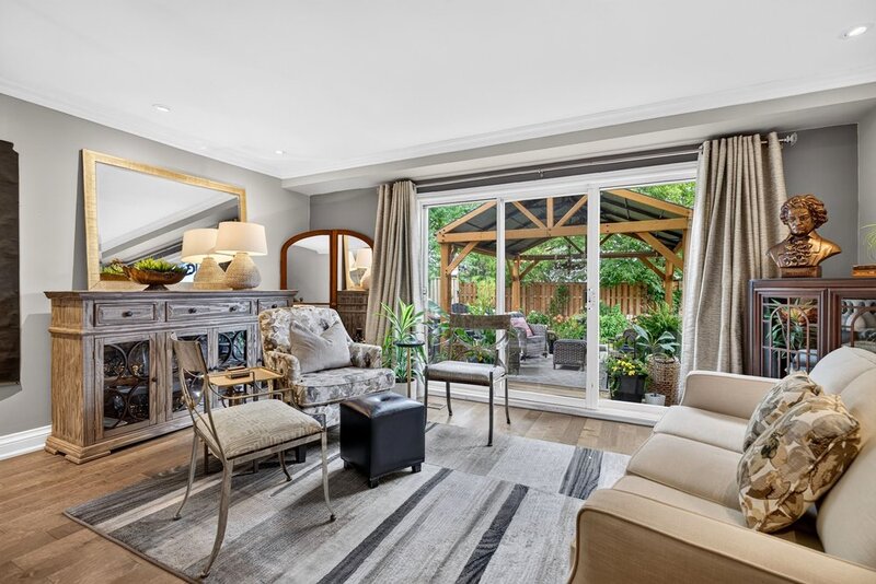 WELL-MAINTAINED END-UNIT TOWNHOUSE IN STONEY CREEK!