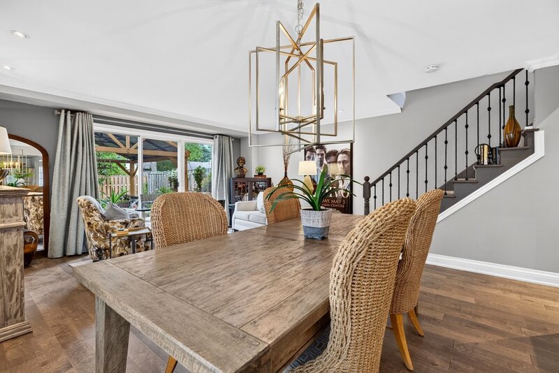 WELL-MAINTAINED END-UNIT TOWNHOUSE IN STONEY CREEK!