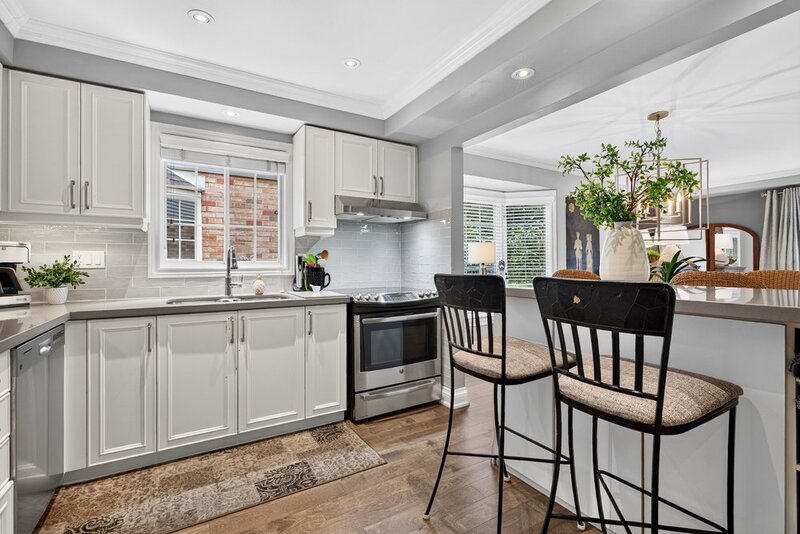 WELL-MAINTAINED END-UNIT TOWNHOUSE IN STONEY CREEK!