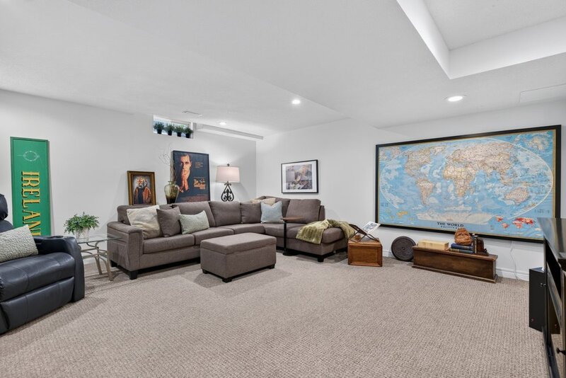 WELL-MAINTAINED END-UNIT TOWNHOUSE IN STONEY CREEK!