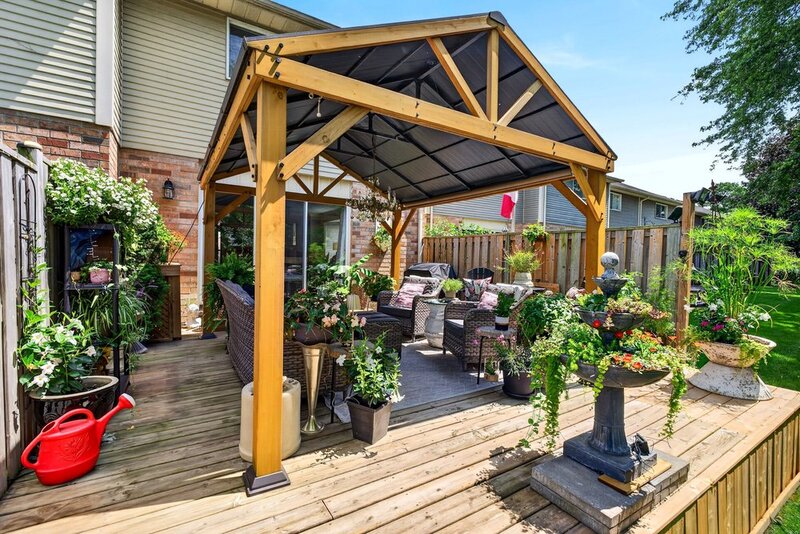 WELL-MAINTAINED END-UNIT TOWNHOUSE IN STONEY CREEK!