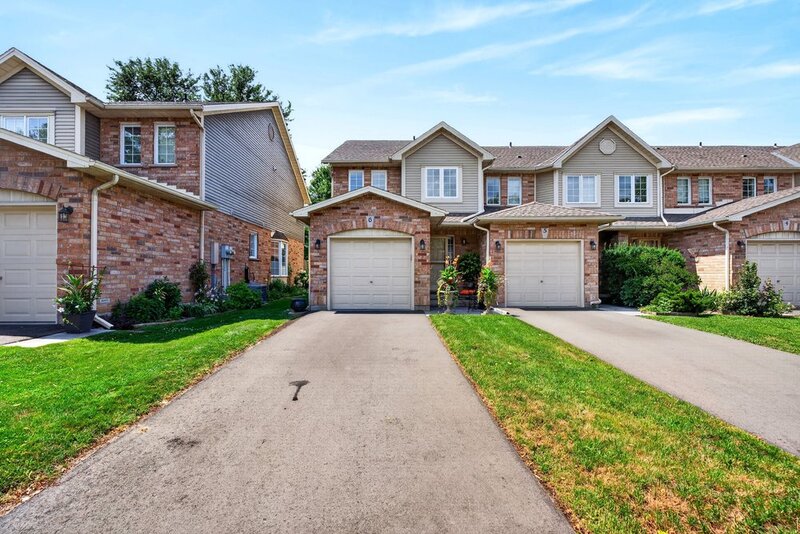 WELL-MAINTAINED END-UNIT TOWNHOUSE IN STONEY CREEK!