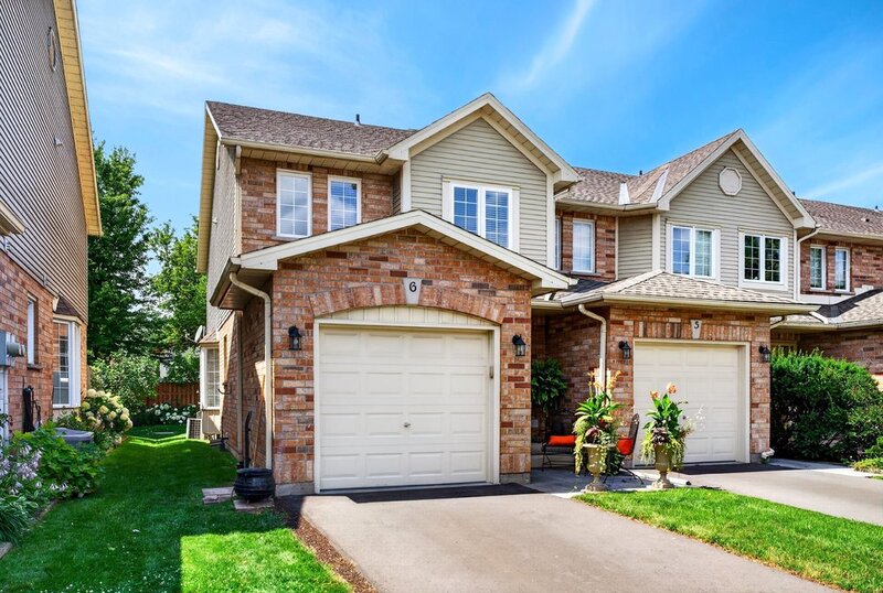WELL-MAINTAINED END-UNIT TOWNHOUSE IN STONEY CREEK!