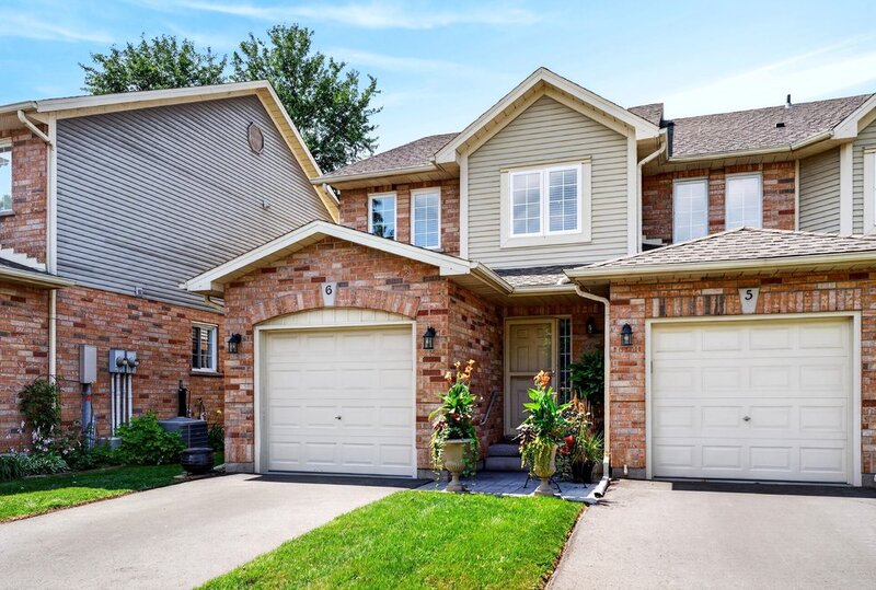 WELL-MAINTAINED END-UNIT TOWNHOUSE IN STONEY CREEK!