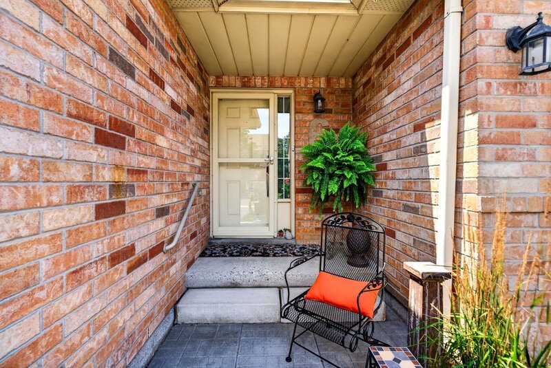 WELL-MAINTAINED END-UNIT TOWNHOUSE IN STONEY CREEK!