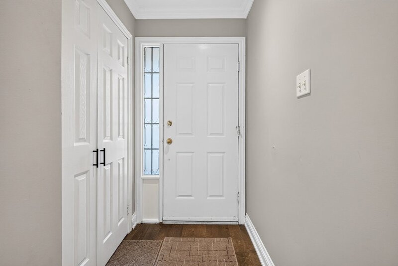 WELL-MAINTAINED END-UNIT TOWNHOUSE IN STONEY CREEK!