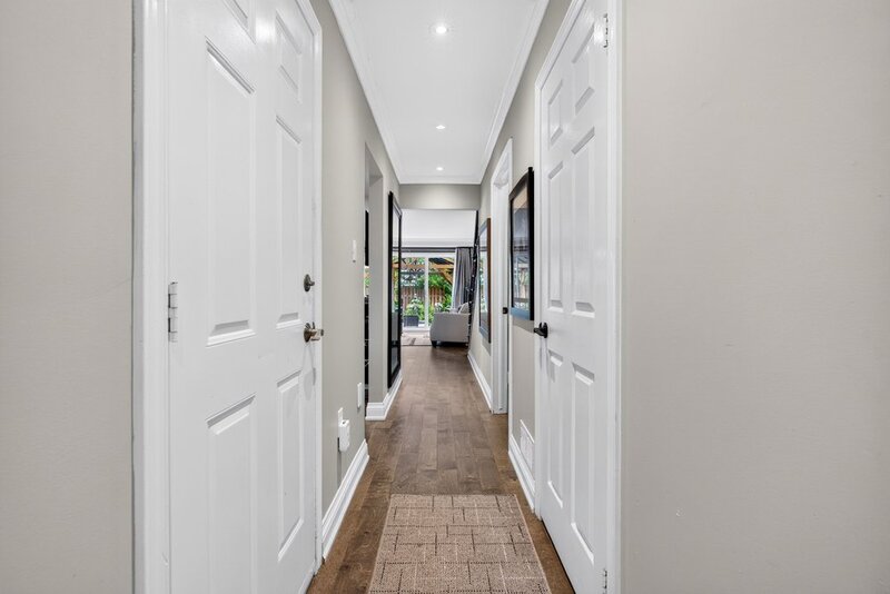 WELL-MAINTAINED END-UNIT TOWNHOUSE IN STONEY CREEK!