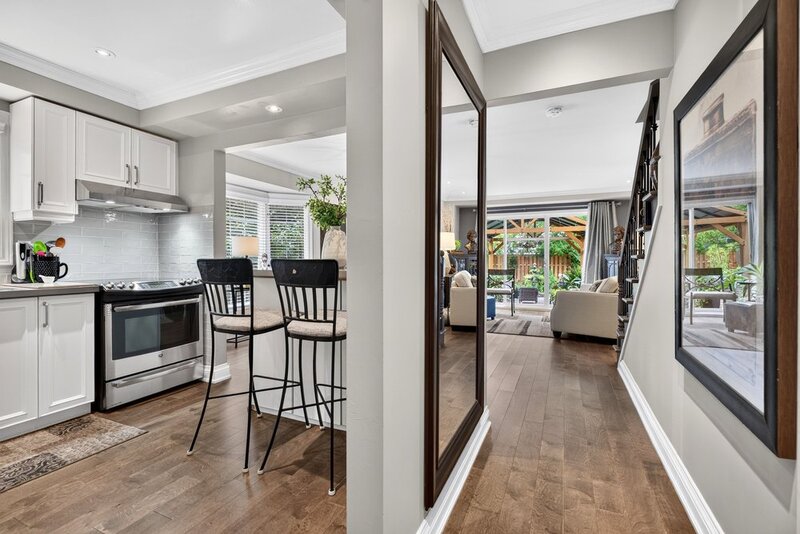 WELL-MAINTAINED END-UNIT TOWNHOUSE IN STONEY CREEK!