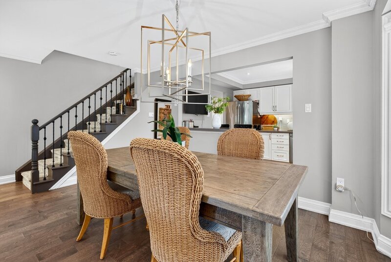 WELL-MAINTAINED END-UNIT TOWNHOUSE IN STONEY CREEK!