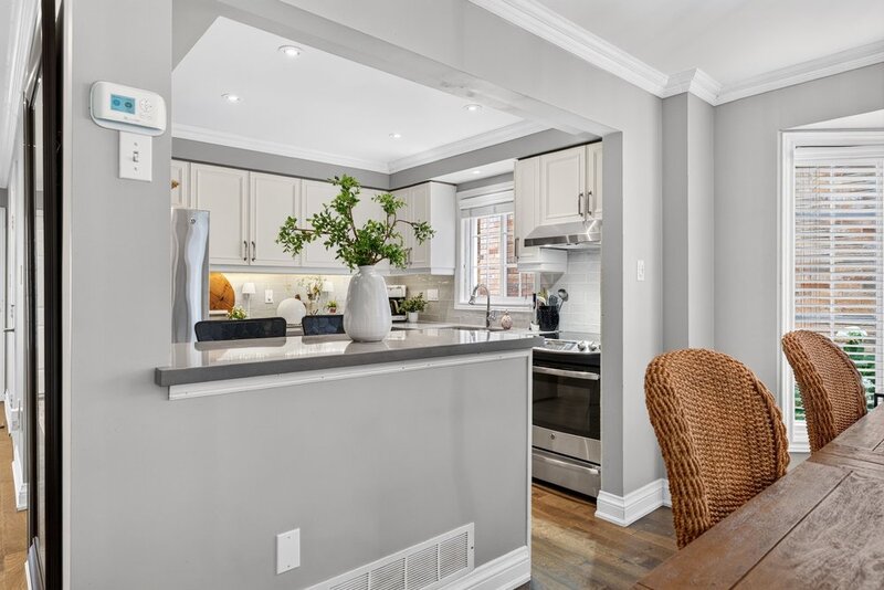 WELL-MAINTAINED END-UNIT TOWNHOUSE IN STONEY CREEK!