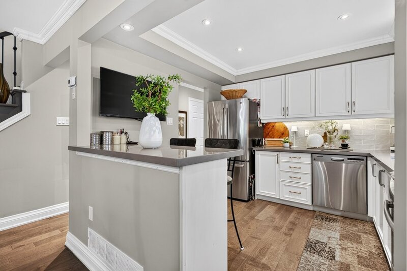 WELL-MAINTAINED END-UNIT TOWNHOUSE IN STONEY CREEK!