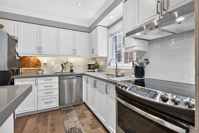 WELL-MAINTAINED END-UNIT TOWNHOUSE IN STONEY CREEK!