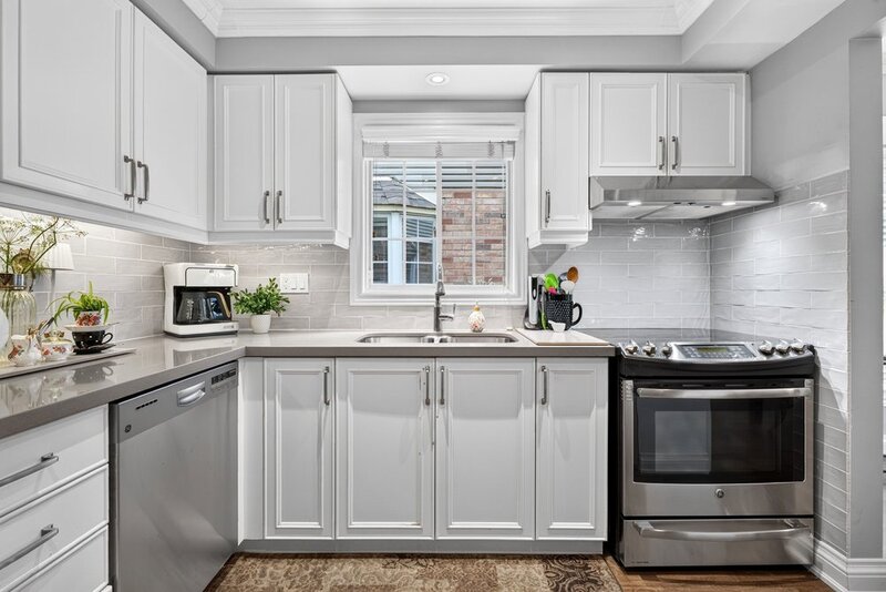 WELL-MAINTAINED END-UNIT TOWNHOUSE IN STONEY CREEK!