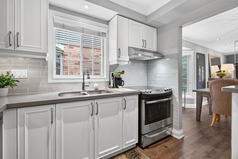 WELL-MAINTAINED END-UNIT TOWNHOUSE IN STONEY CREEK!